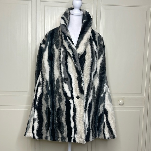 Band Of The Free Womens ‘City Of Angels’ Black Stripe Capelet Size Large NWT - Picture 1 of 12